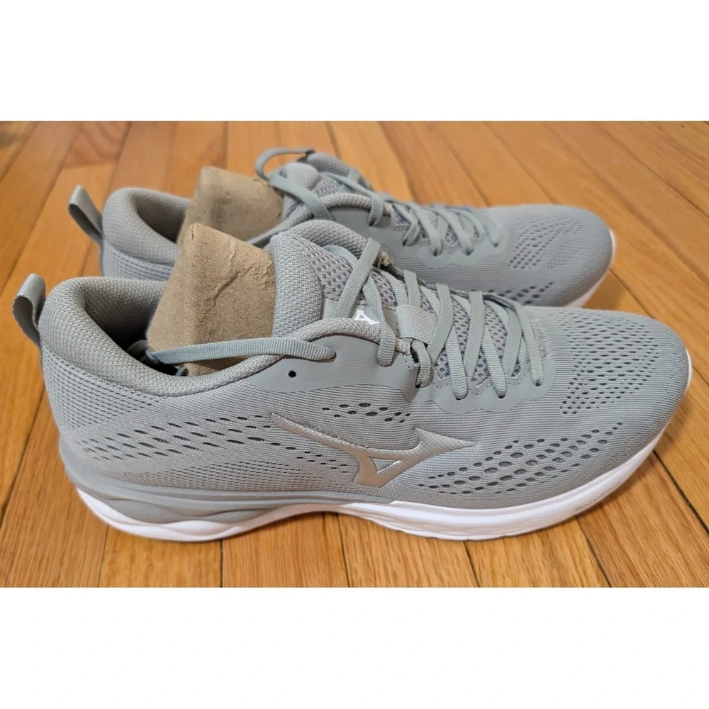 Mizuno Wave Revolt 2 Mens Size 10.5 Running Shoes Sneakers Gray NEW
